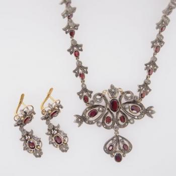 Souprava šperkù - náušnice a náhrdelník